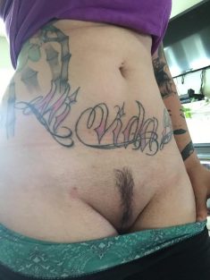 Tatouage sexy: Le tatouage sexy « Mi vida » sur le ventre d’une nana