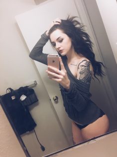 Tatouage sexy: Un selfie du tatouage d’une magnifique brune
