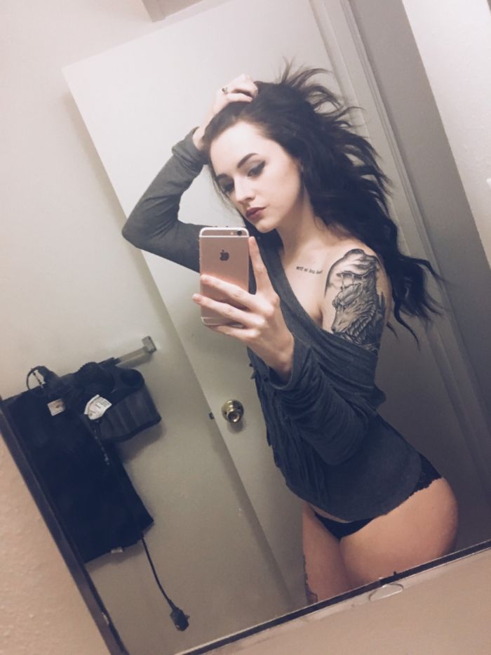 Un selfie du tatouage d’une magnifique brune