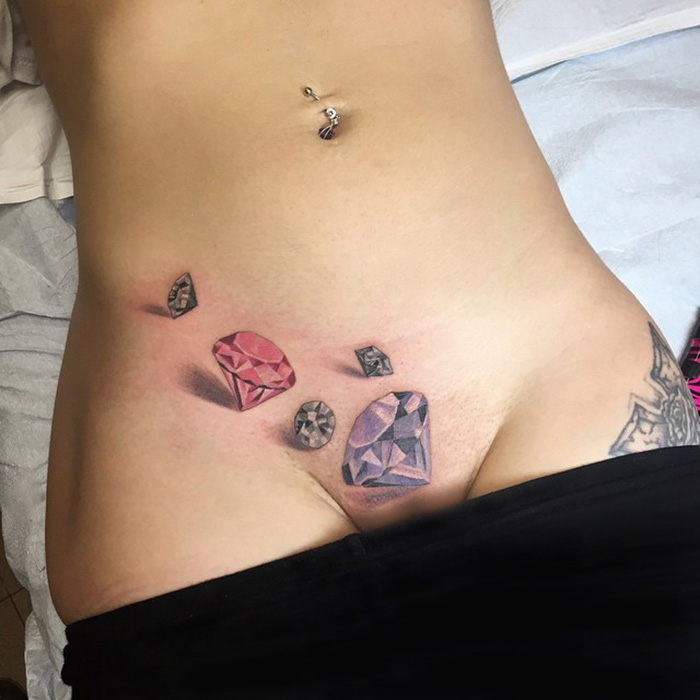 Des diamants tatoués sur le bas-ventre d’une teen