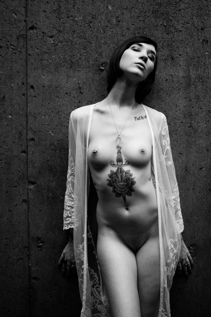 Photo tatouage noir et blanc artistique ventre femme nue